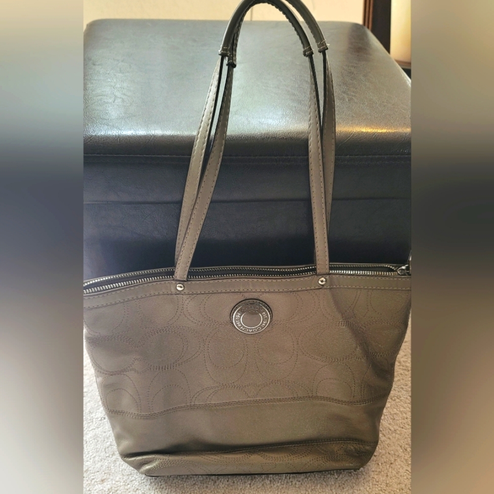 Elegant Coach Gray Leather Tote Bag